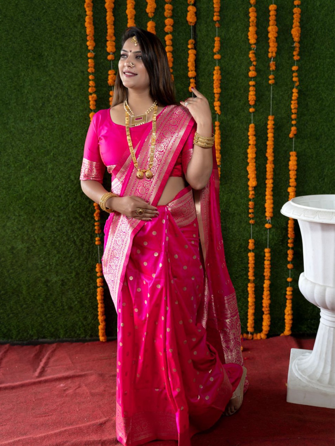 

amirat Woven Design Zari Pure Silk Banarasi Saree, Pink