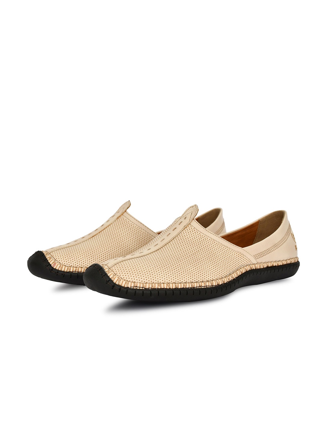 

Big Boon Men Lightweight Ethnic Textured Mojaris, Off white