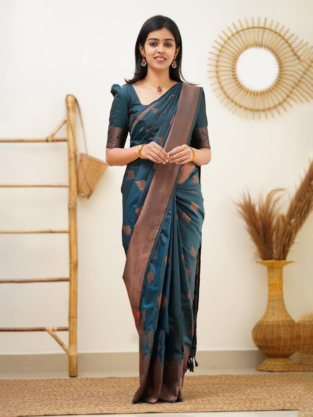 

Manu Designer Woven Design Zari Saree, Blue