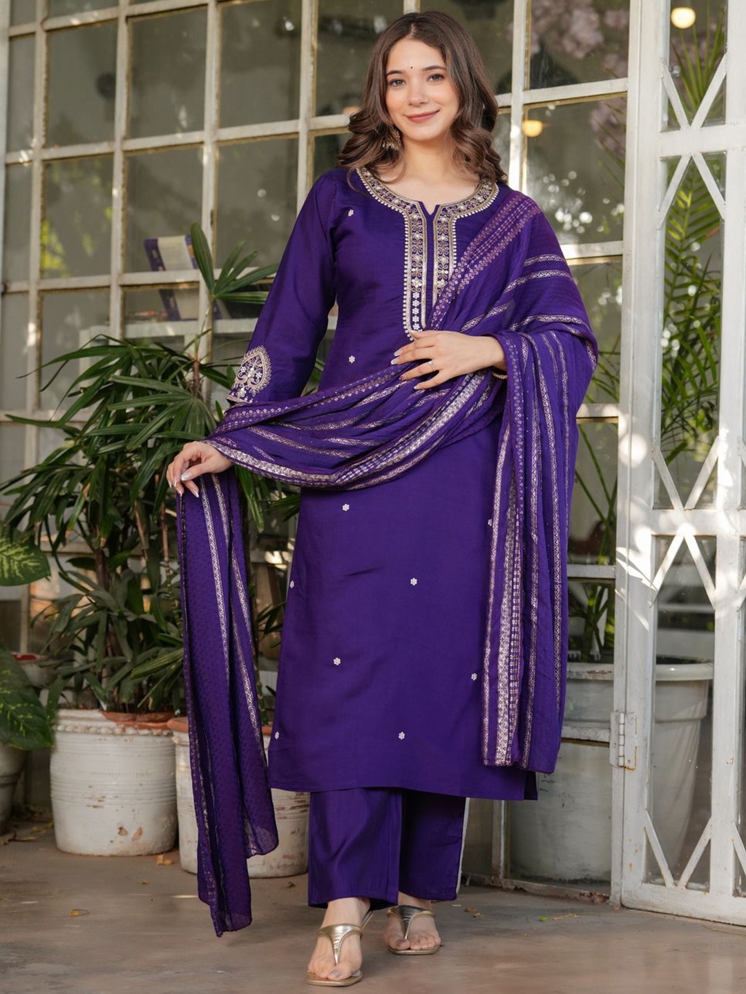 

SHIJILA Notch-Neck Floral Embroidered Sequinned Straight Kurta With Trousers And Dupatta, Purple