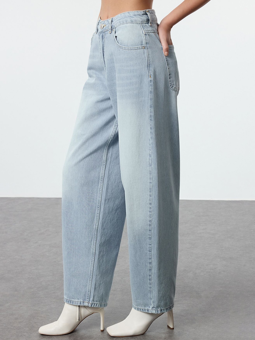 

Trendyol Ak Mavi Women Cotton Straight Fit Light Fade Jeans, Blue