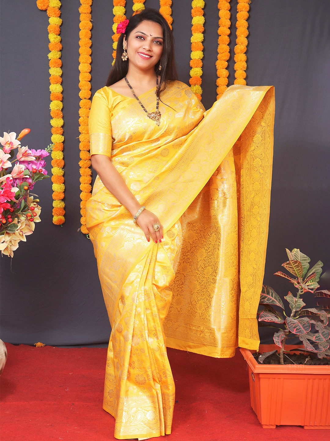 

amirat Ethnic Motifs Woven Design Zari Pure Silk Banarasi Saree, Yellow