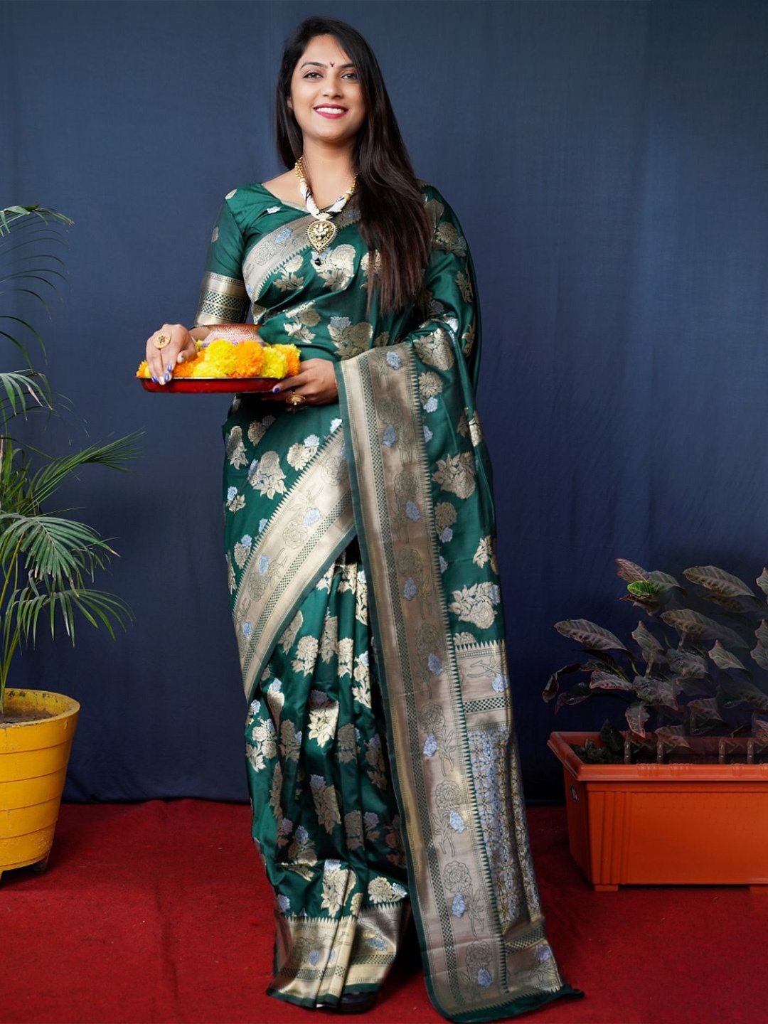 

amirat Woven Design Zari Pure Silk Banarasi Saree, Green