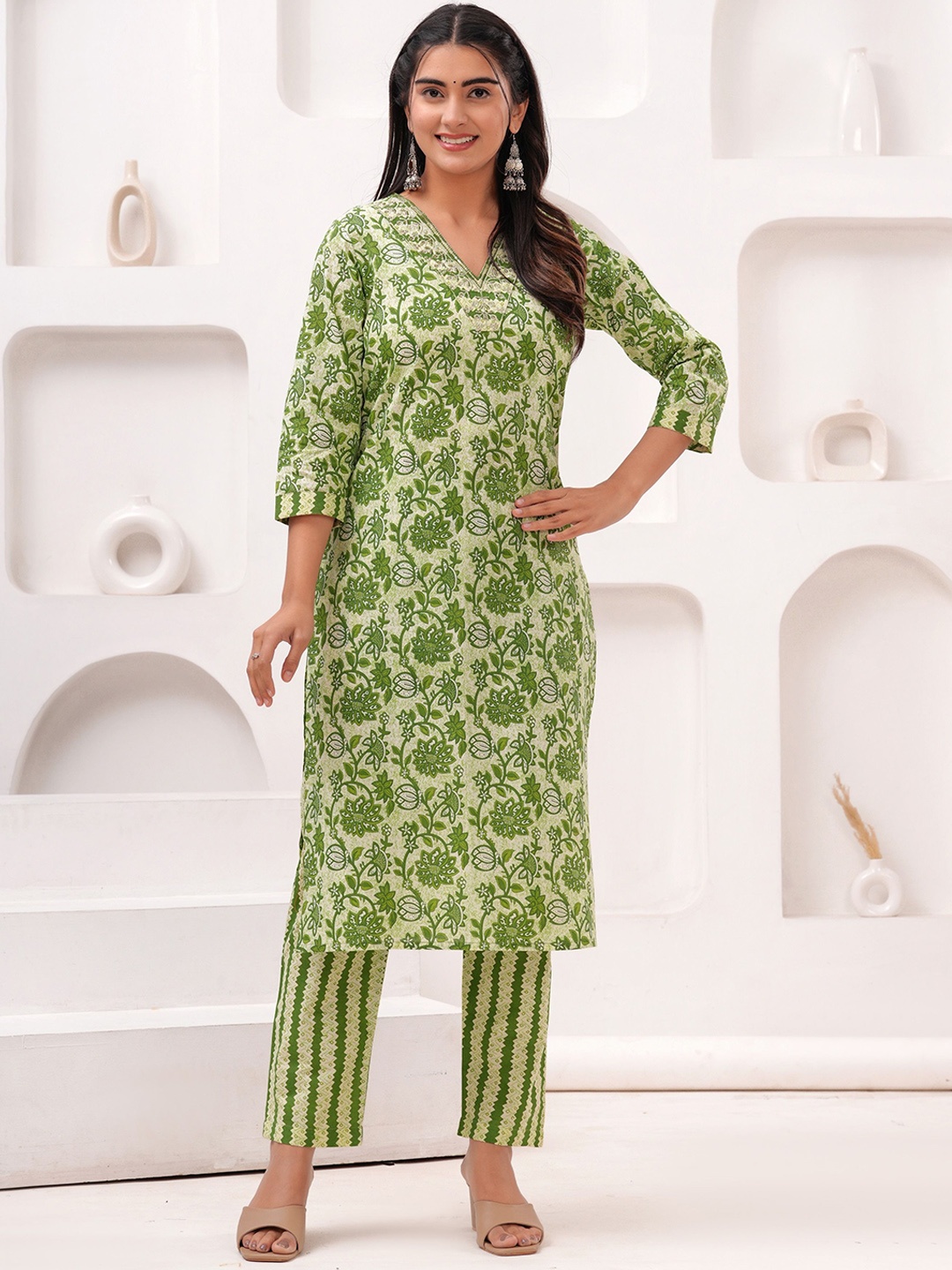 

kipek Floral Printed Straight Pure Cotton Kurta With Trouser, Green