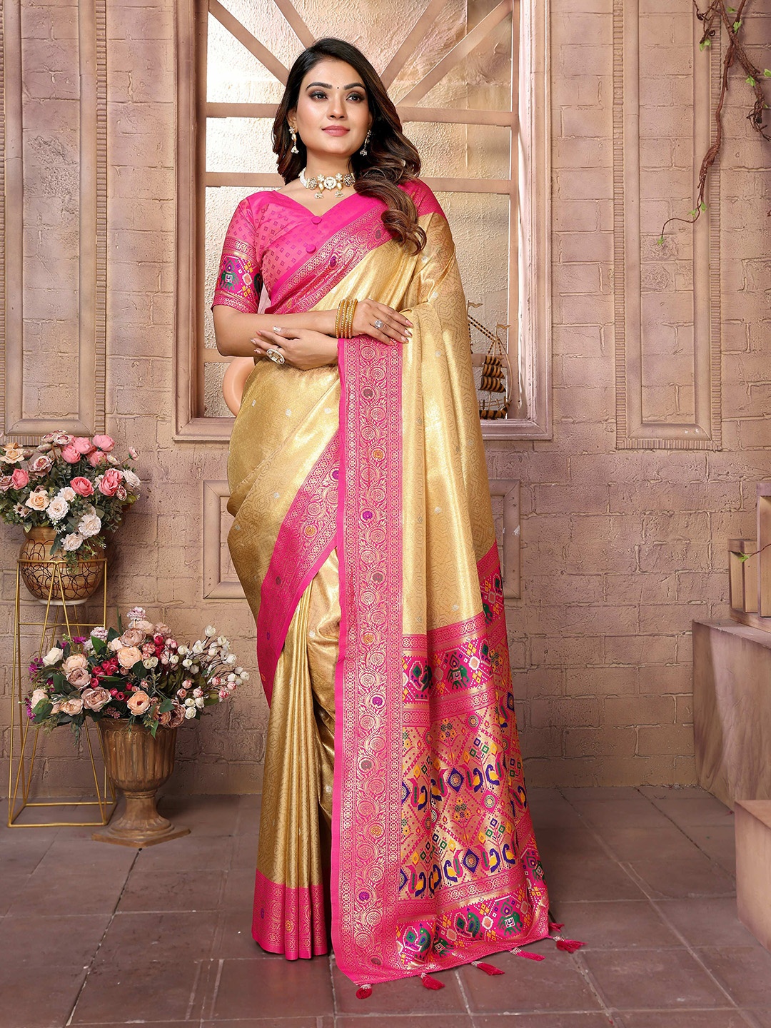 

Vintro Woven Design Zari Tissue Paithani Saree, Cream