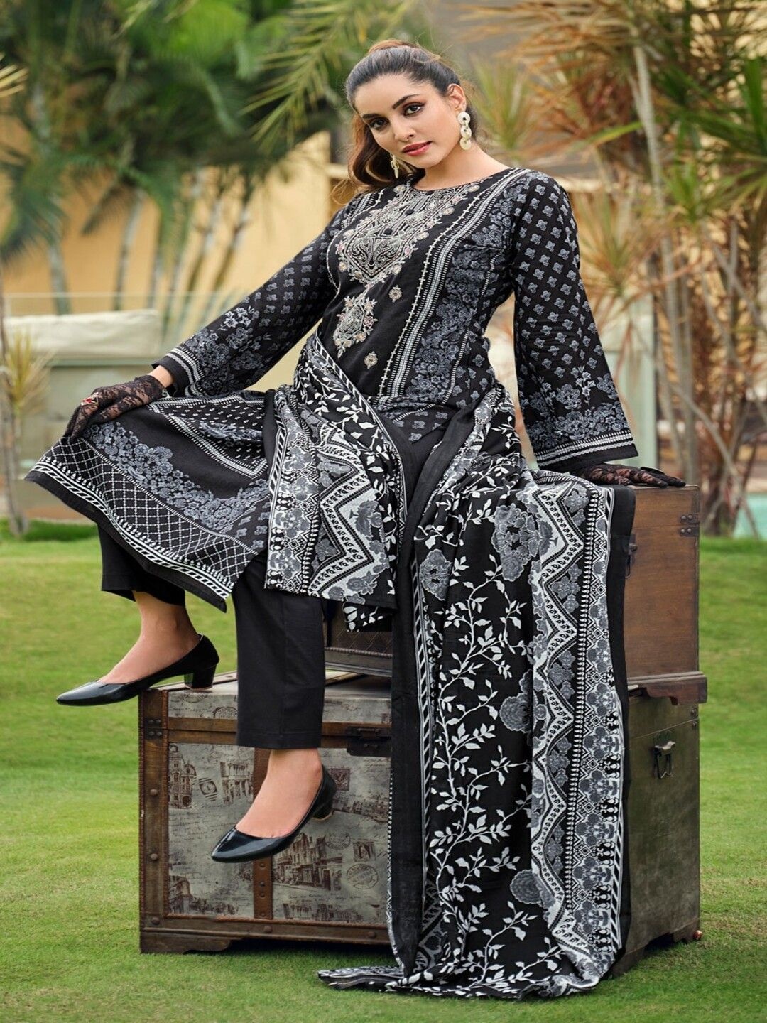 

DRAVINAM Trends Floral Embroidered Pure Cotton Unstitched Dress Material, Black