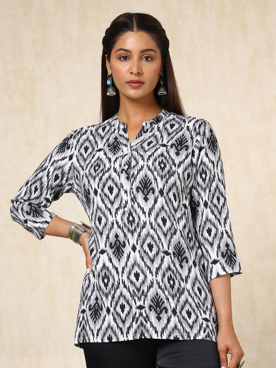 

Soch Women Mandarin Collar Printed Tunic, Grey