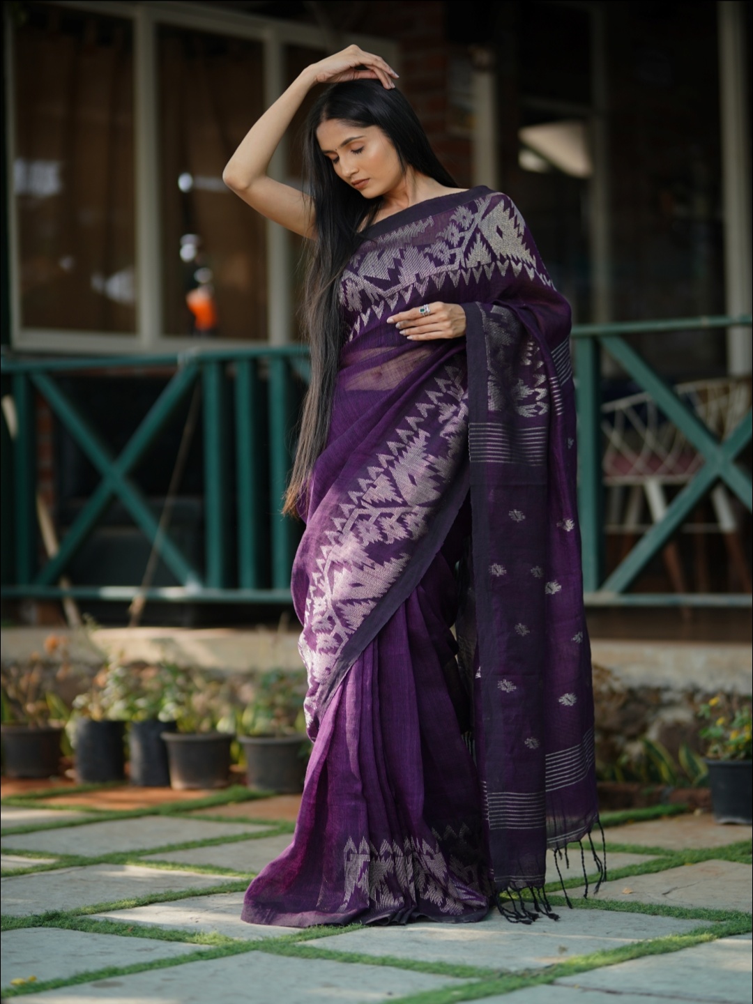 

arunima weaves Woven Design Zari Pure Linen Jamdani Saree, Purple