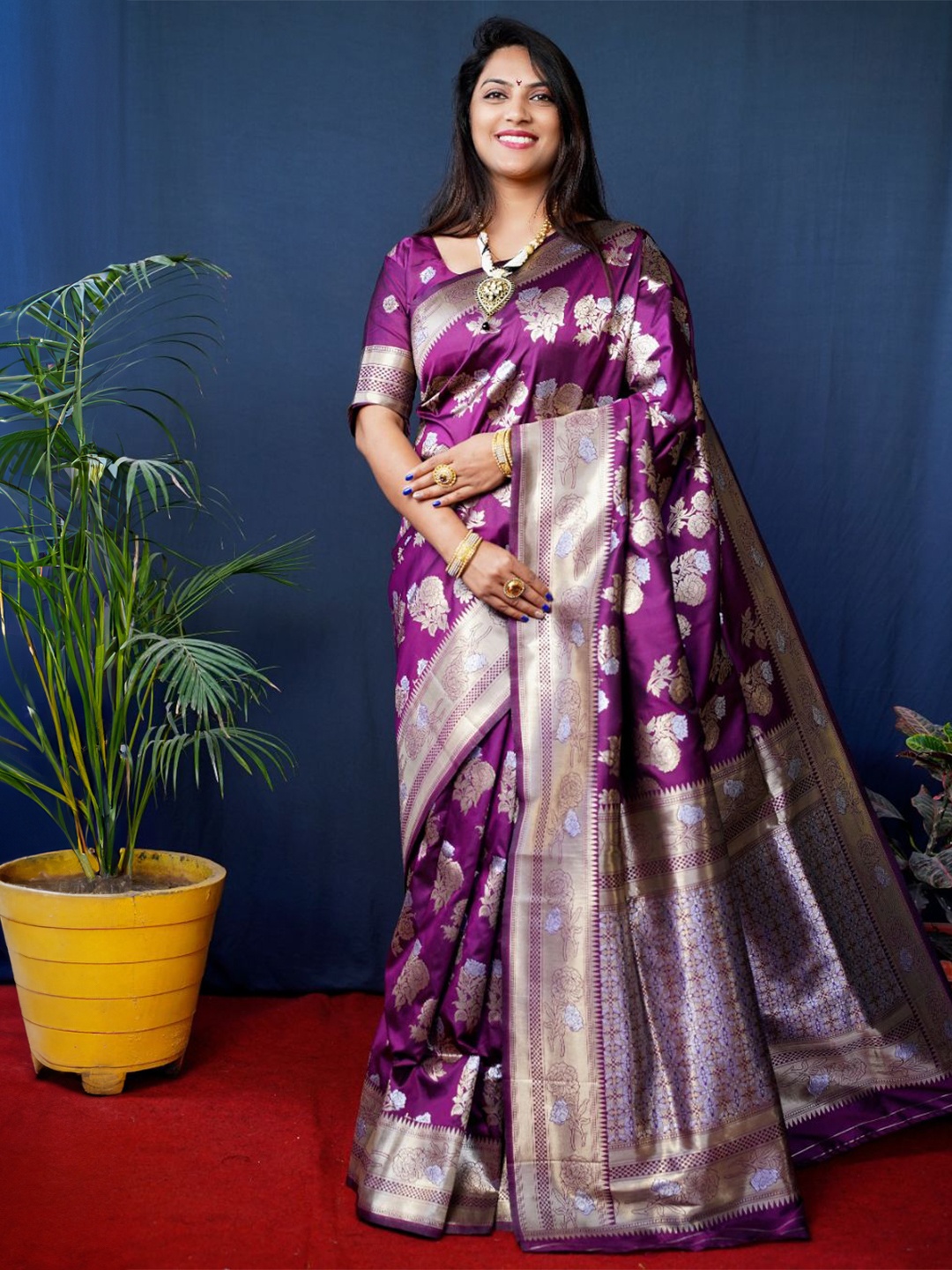 

amirat Woven Design Zari Pure Silk Banarasi Saree, Magenta