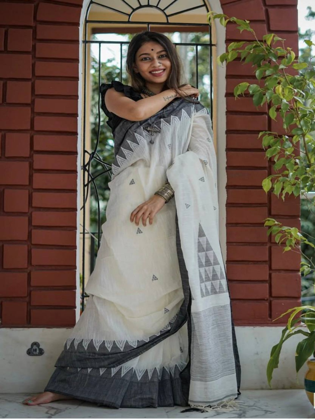 

Manu Designer Ethnic Motifs Saree, White