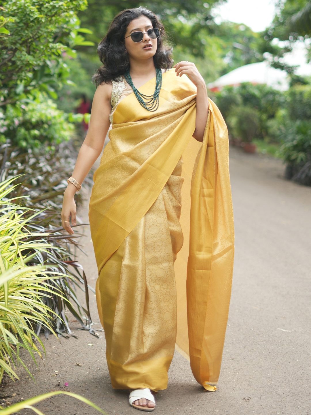 

arunima weaves Woven Design Zari Tissue Banarasi Saree, Gold