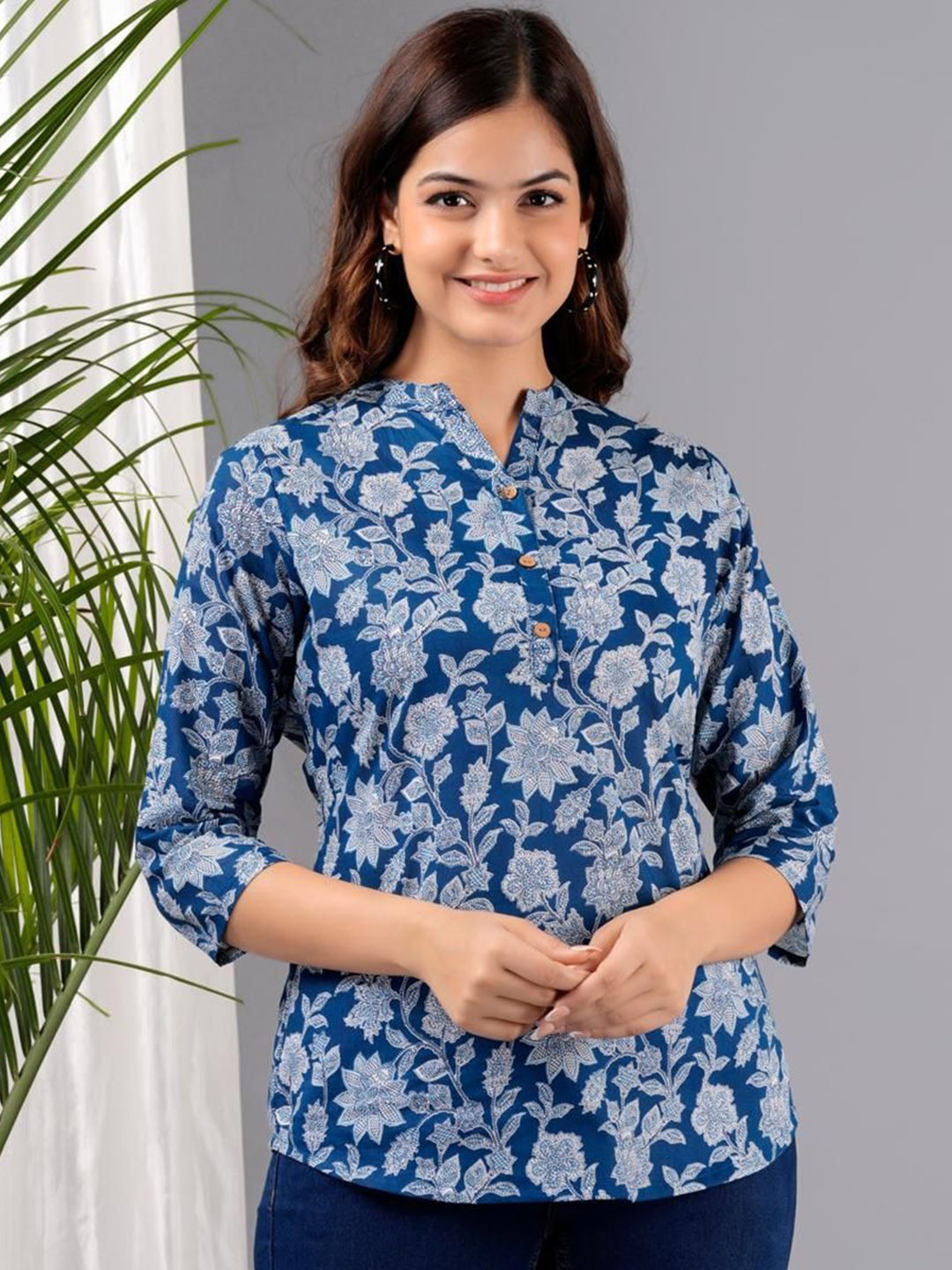 

Samhitas Women Printed Sequinned Floral Kurta, Blue