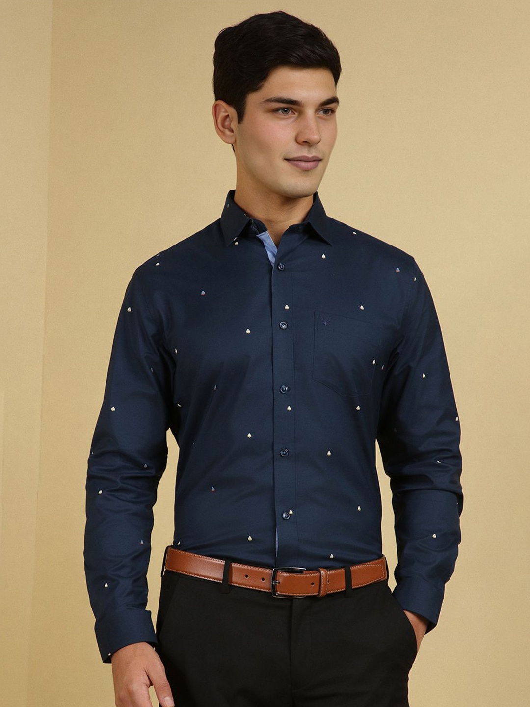 

Allen Solly Men Slim Fit Spread Collar Conversational Printed Cotton Formal Shirt, Navy blue