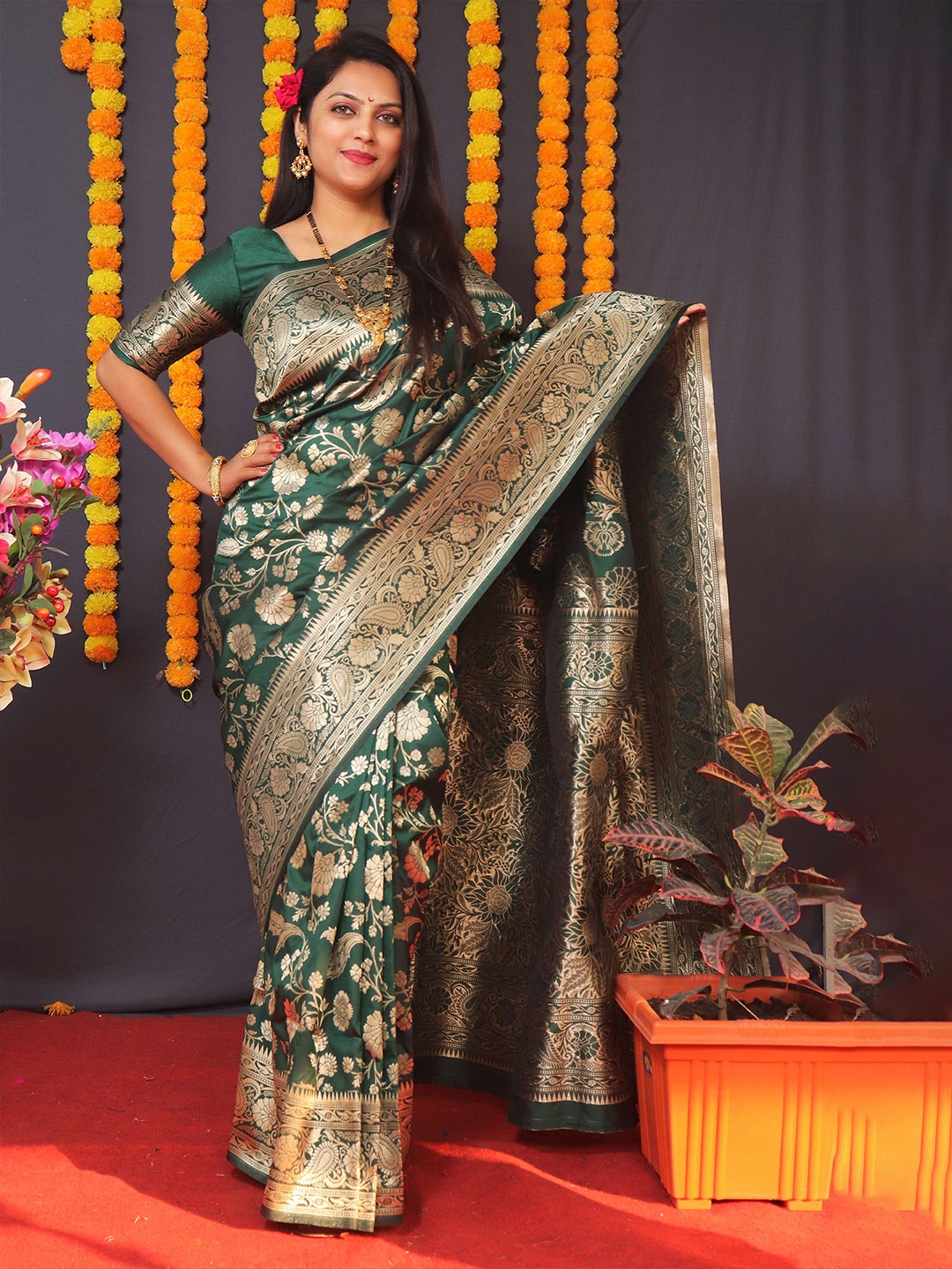 

amirat Ethnic Mofits Woven Design Zari Pure Silk Banarasi Saree, Green