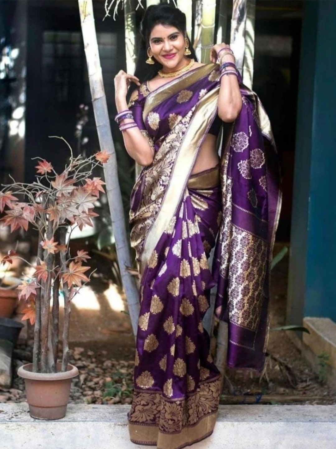 

Manu Designer Woven Design Zari Saree, Magenta