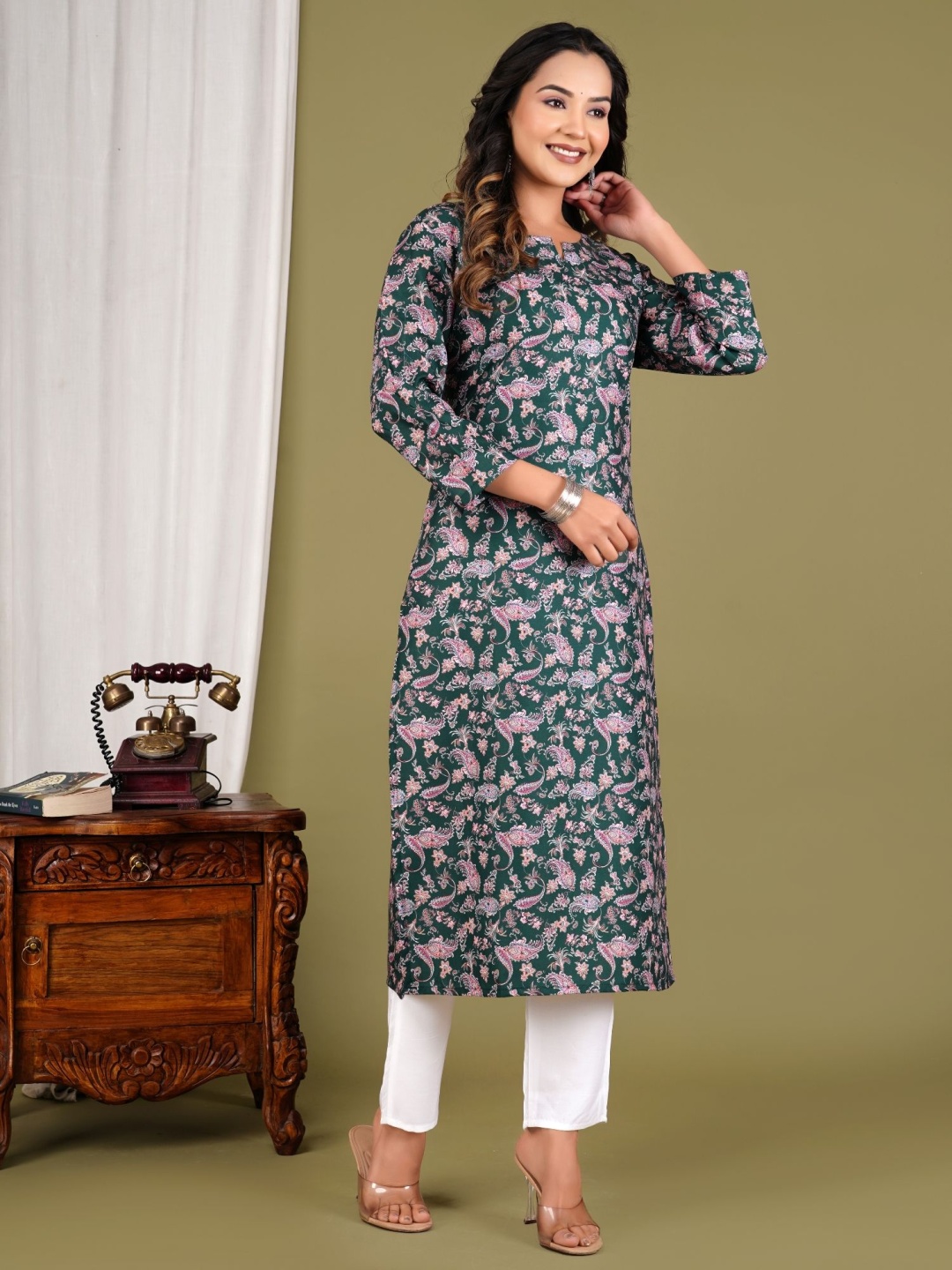 

GUDWEARS Floral Printed Notch Neck Pure Cotton Kurta, Green