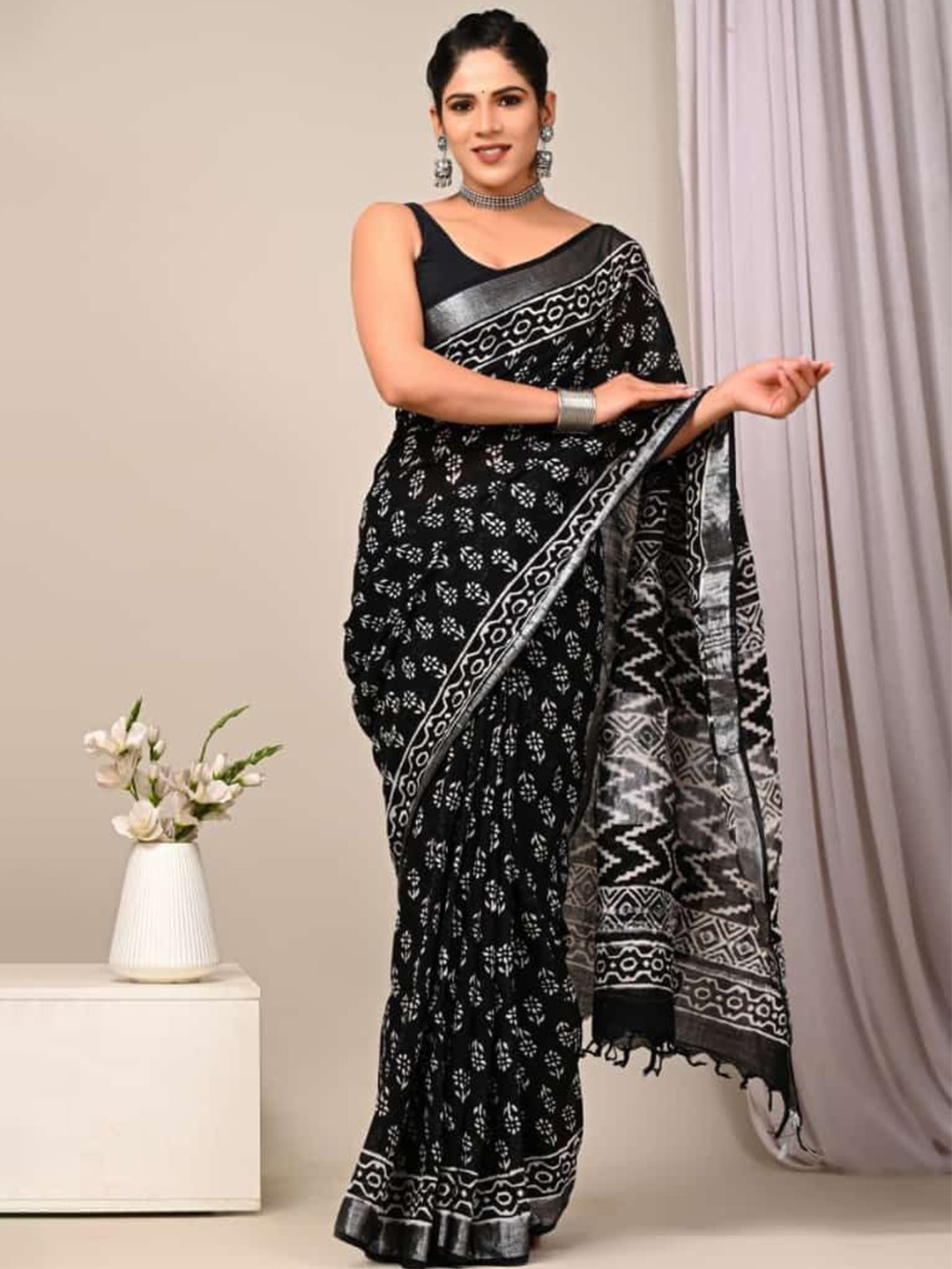 

VIJAYA VALLABH Ethnic Motifs Zari Banarasi Saree, Black
