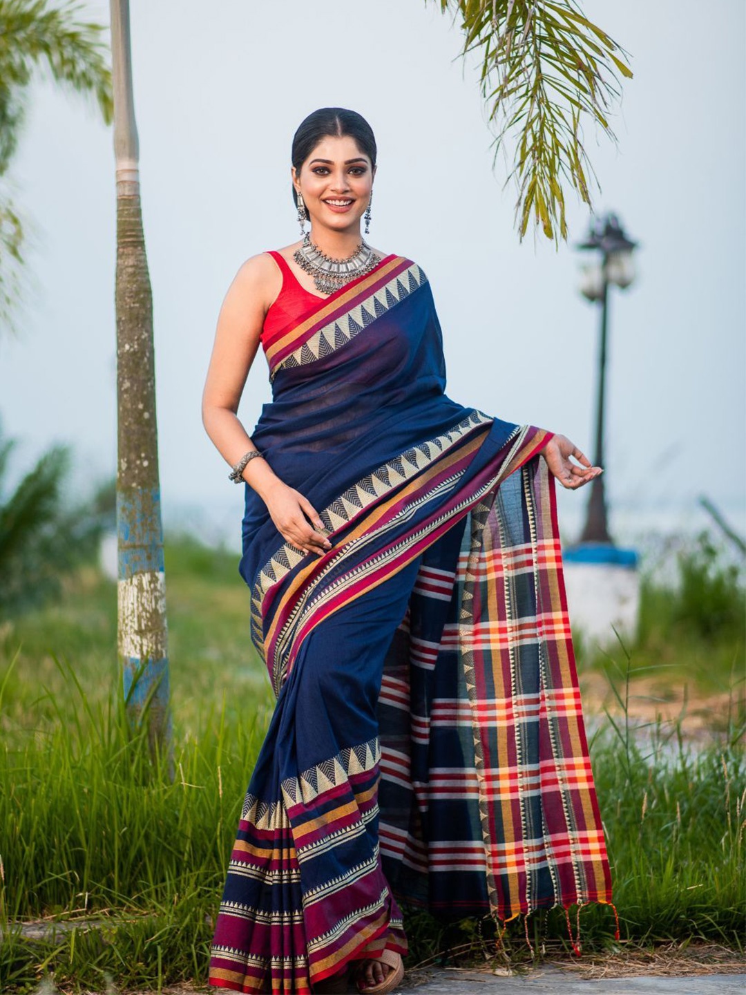 

8POURE Woven Design Jamdani Saree, Blue