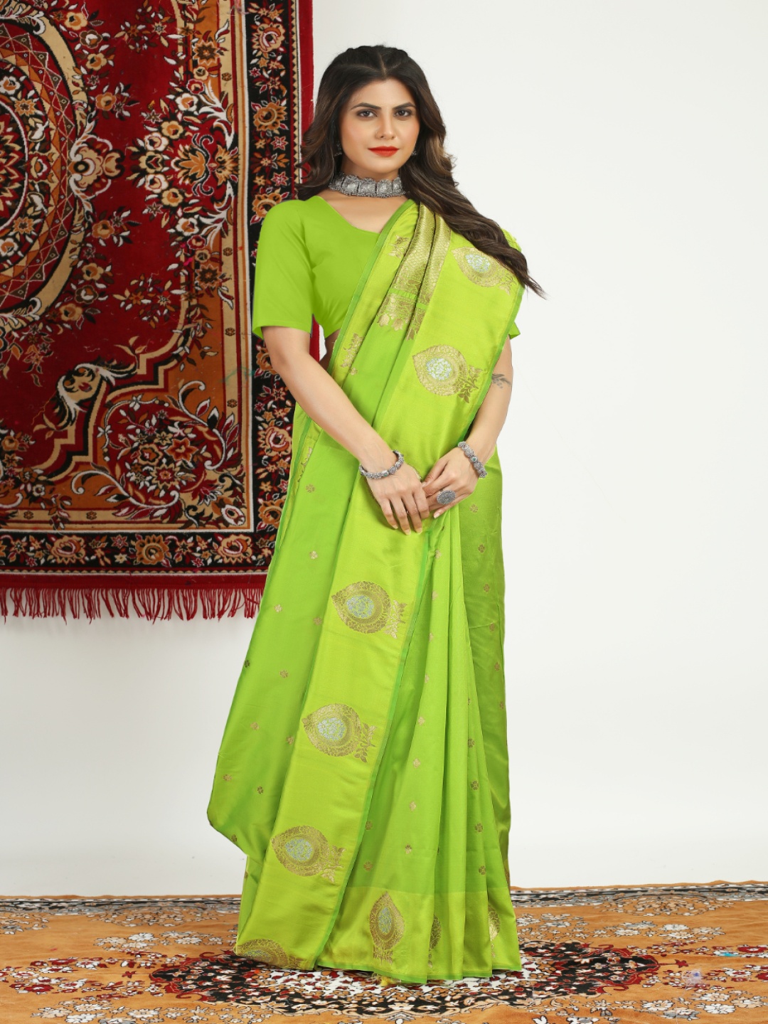 

amirat Woven Design Zari Pure Silk Banarasi Saree, Lime green