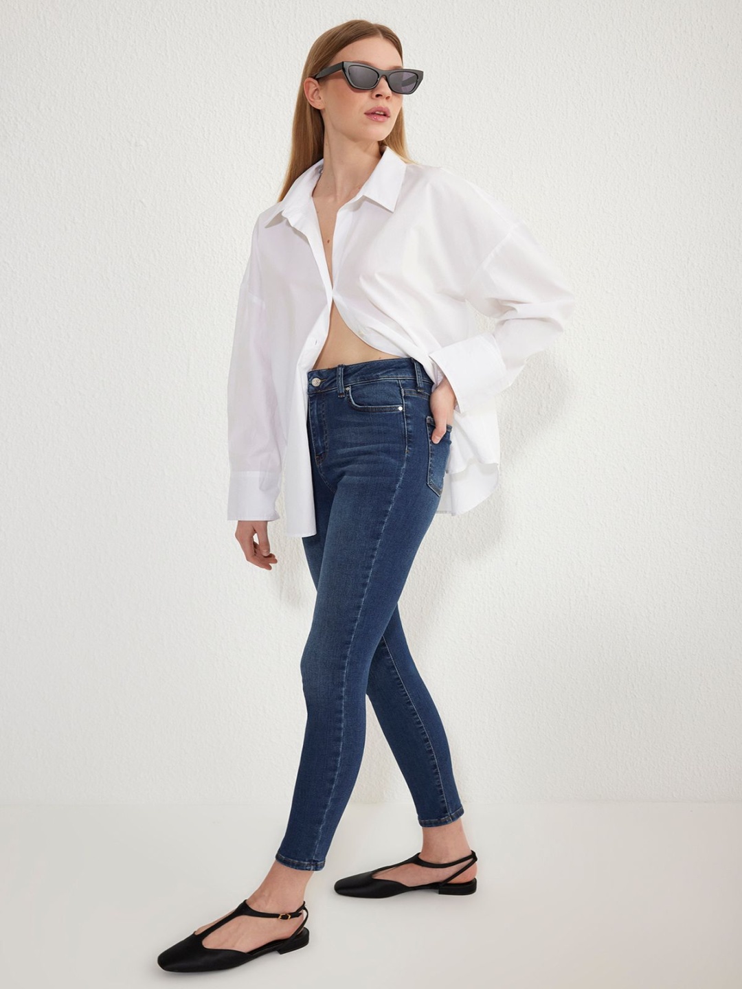 

Trendyol Women Regular Fit Light Fade Jeans, Na