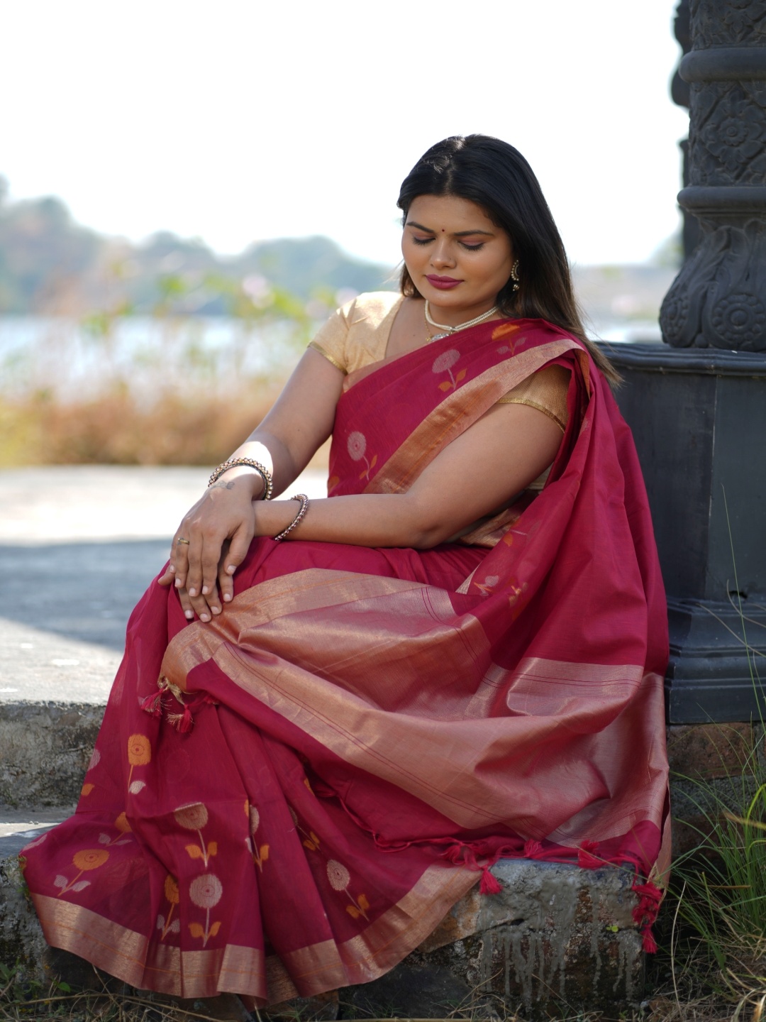 

arunima weaves Woven Design Zari Saree, Red