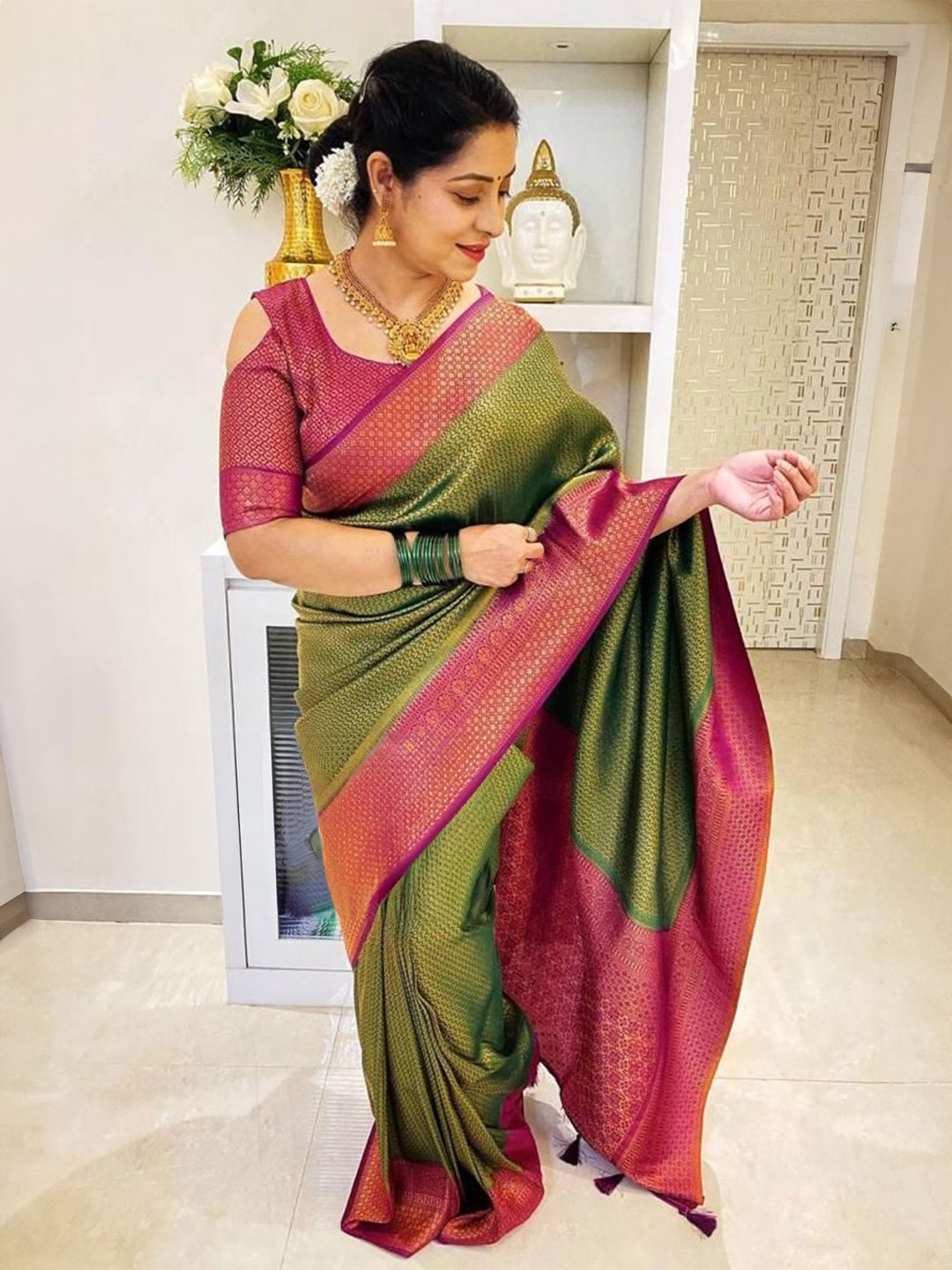 

Manu Designer Woven Design Zari Saree, Green