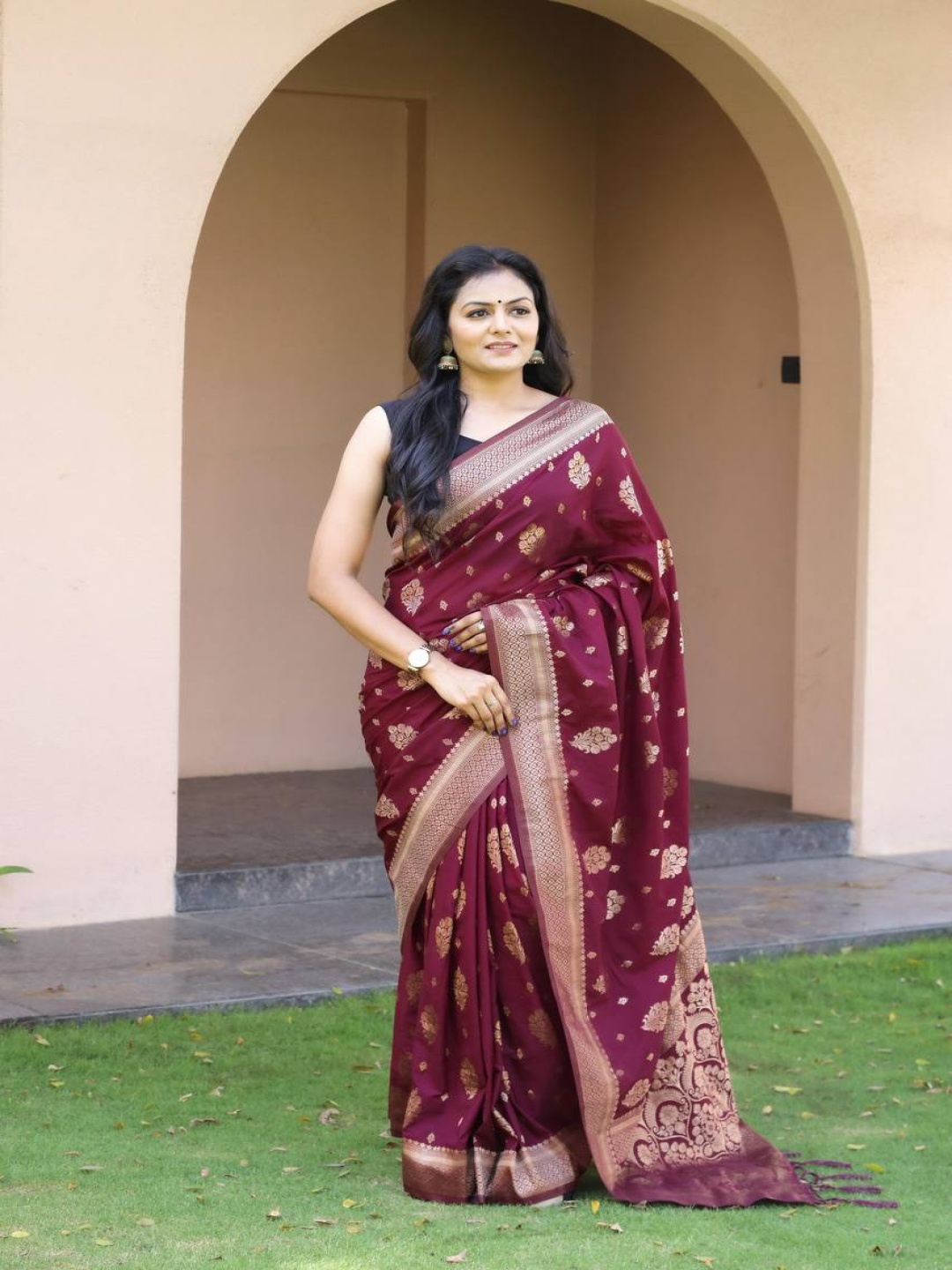 

Manu Designer Woven Design Zari Saree, Maroon