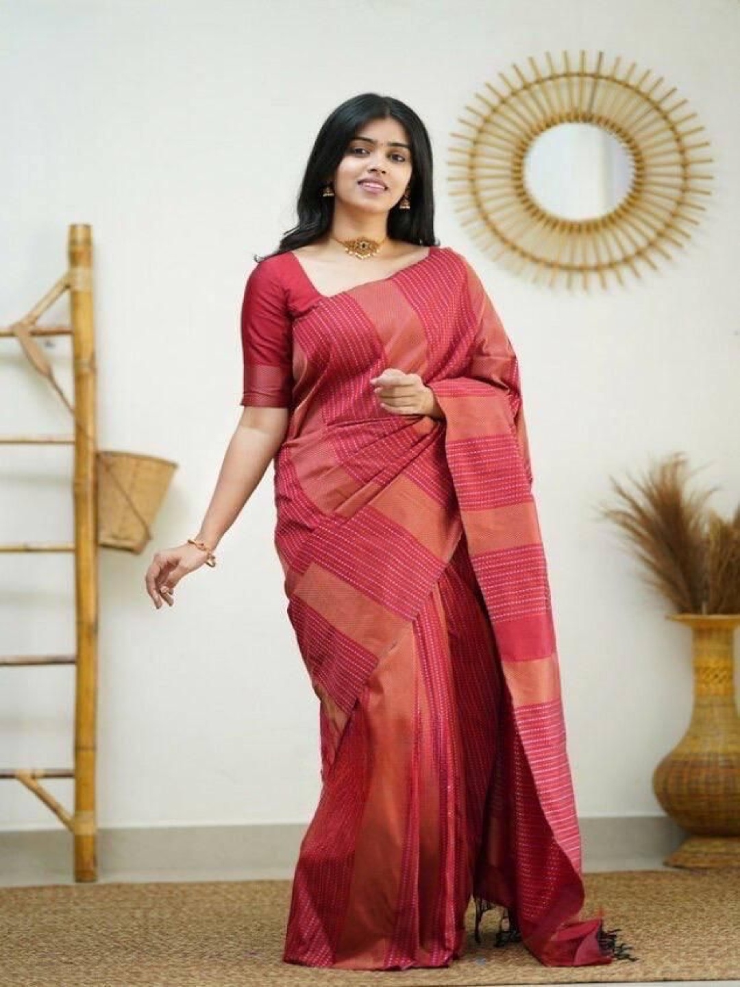 

Manu Designer Woven Design Zari Saree, Red