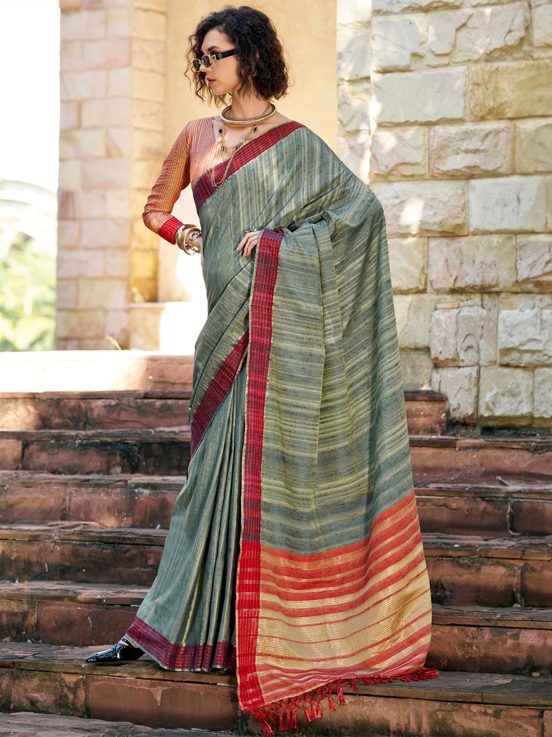 

MySilkLove Woven Design Handloom Saree Saree, Grey