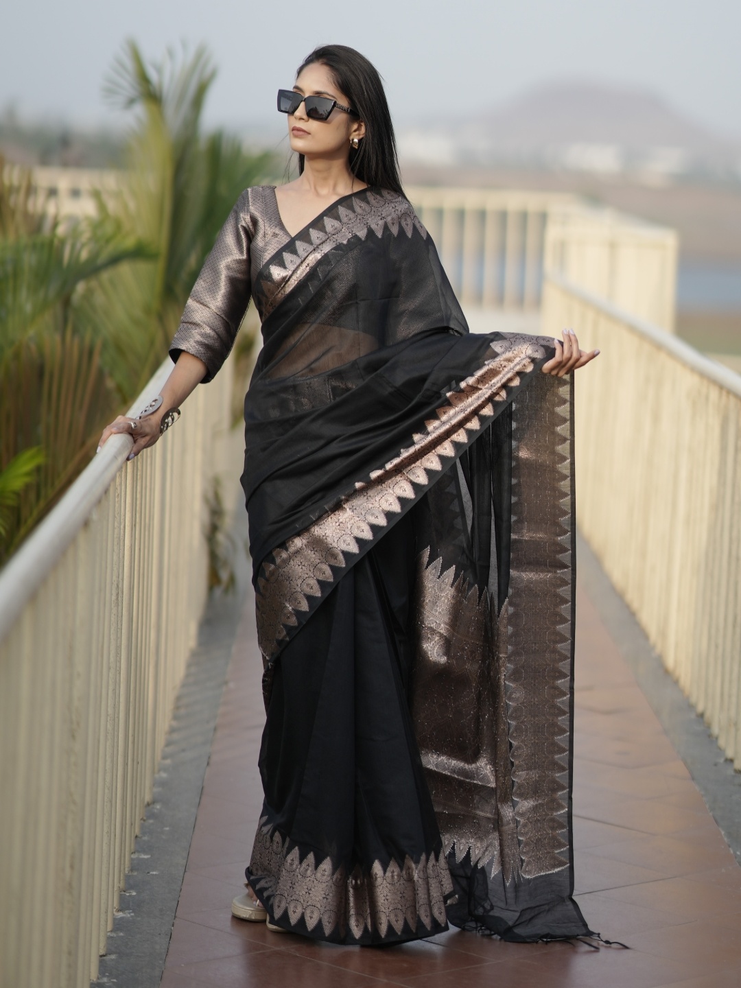 

arunima weaves Woven Design Zari Organza Saree, Black