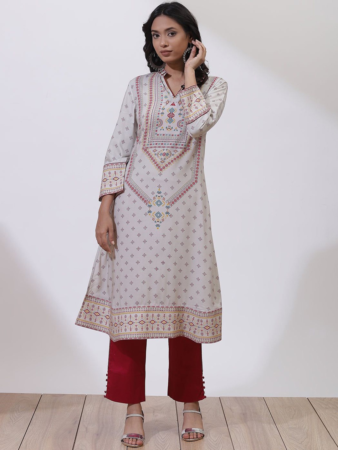 

Lakshita Phool Ethnic Motifs Printed Mandarin Collar Straight Kurta, Grey