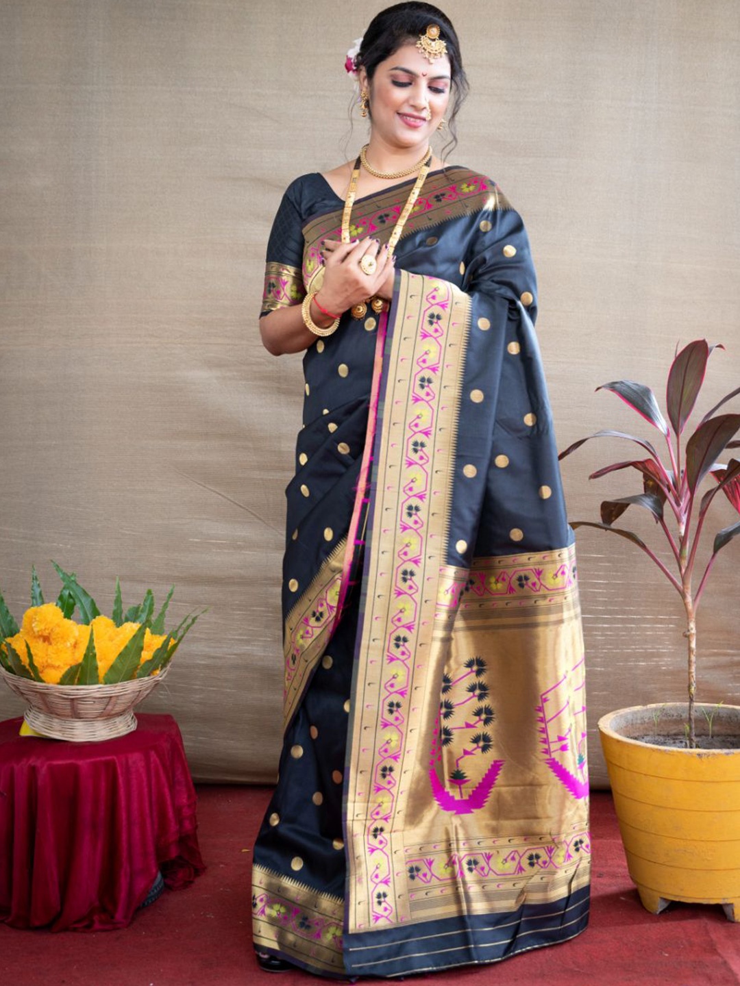 

amirat Woven Design Zari Pure Silk Paithani Saree, Black