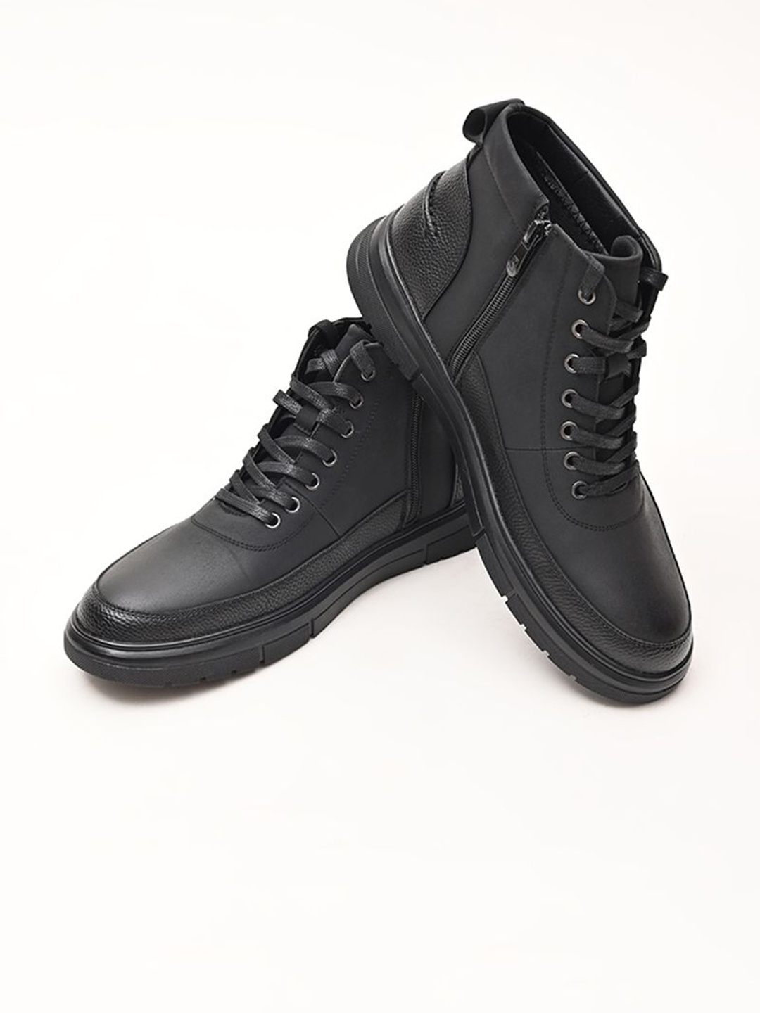 

Snitch Men Black Solid Sneakers