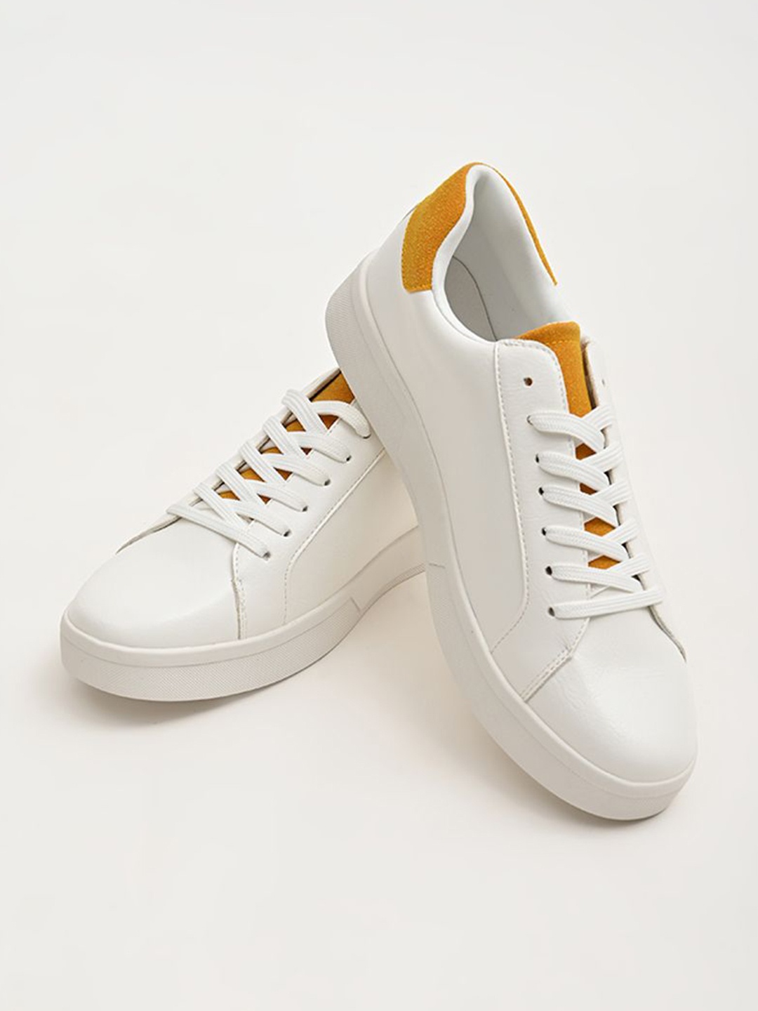 

Snitch Men White Solid Sneakers