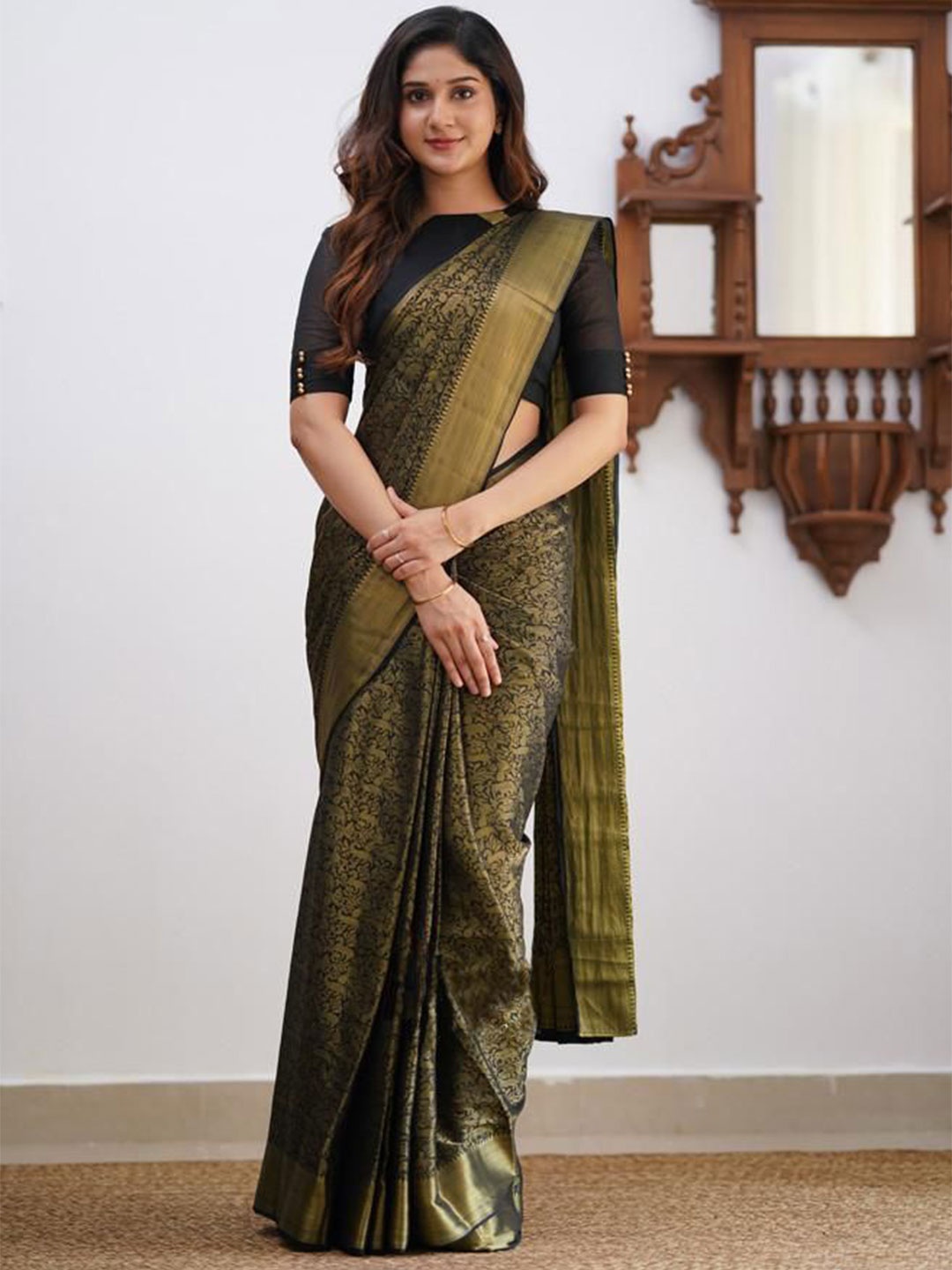 

Manu Designer Woven Design Zari Saree, Black