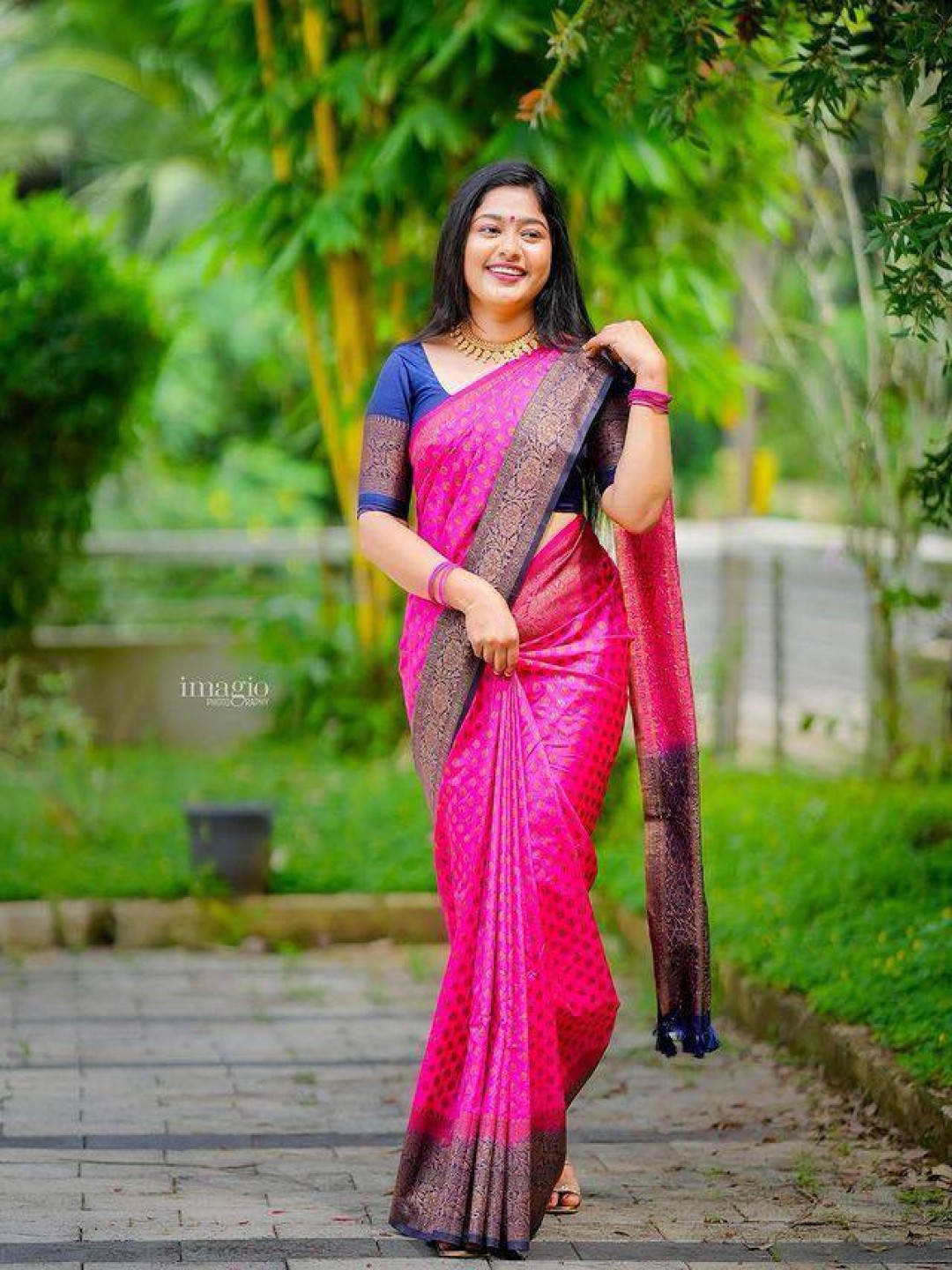 

Manu Designer Woven Design Zari Saree, Pink