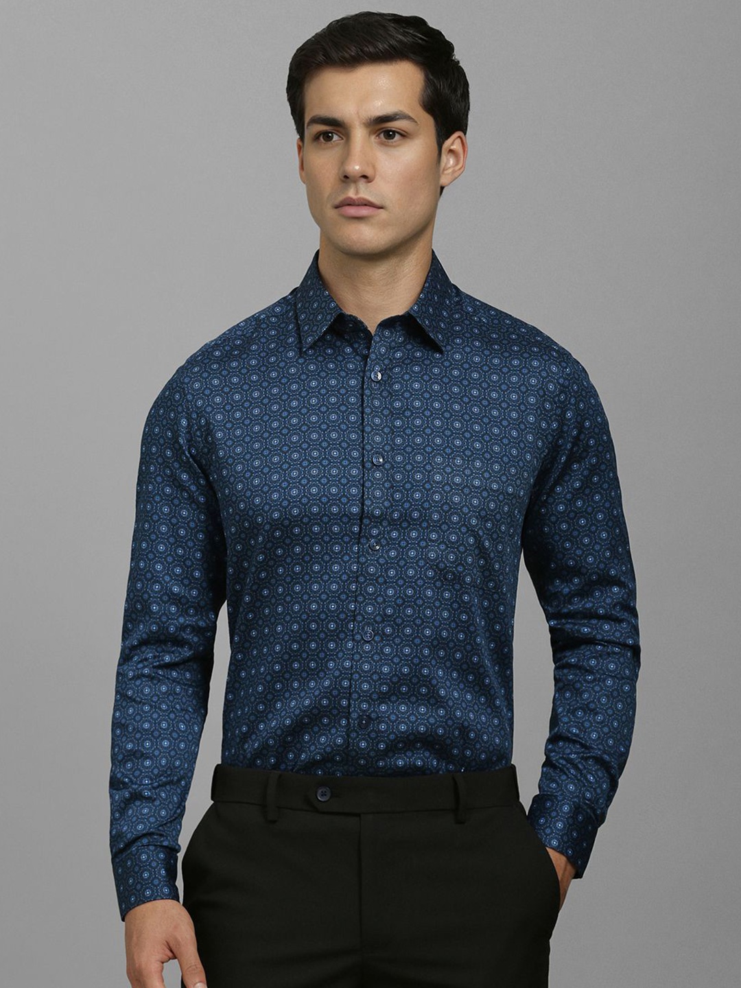 

Louis Philippe Men Classic Fit Spread Collar Geometric Printed Cotton Formal Shirt, Navy blue