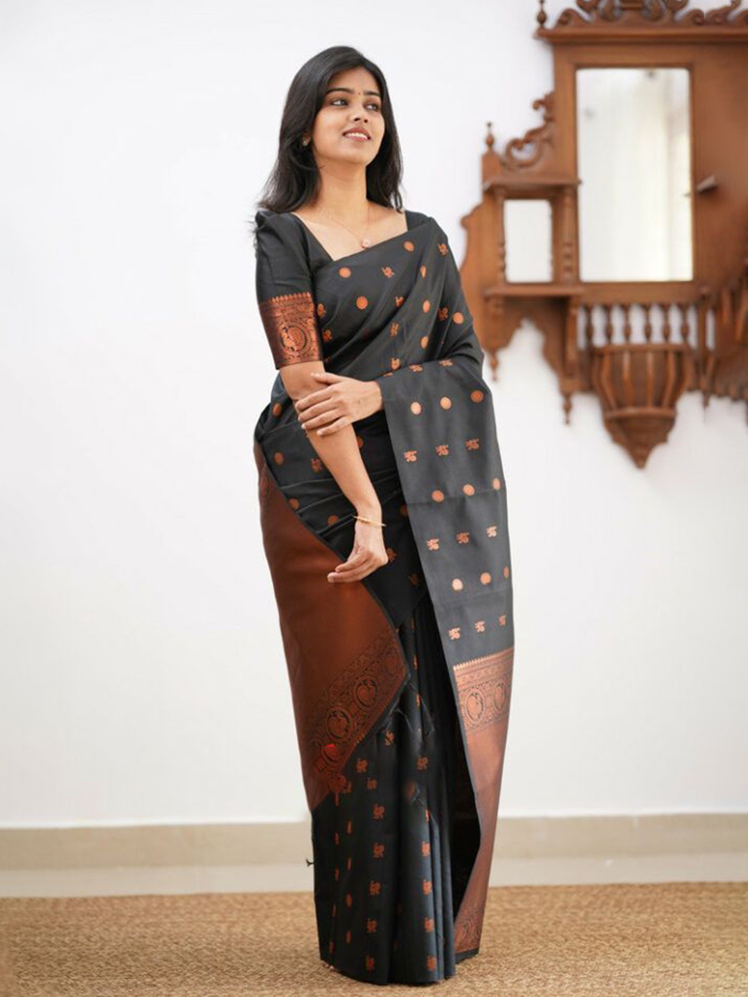 

Manu Designer Woven Design Zari Saree, Black