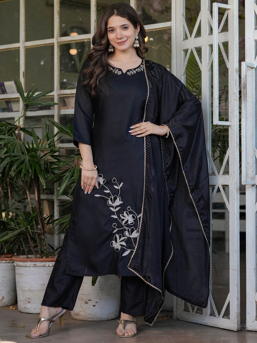 

SHIJILA Notch-Neck Floral Embroidered Straight Kurta With Trousers And Dupatta, Black