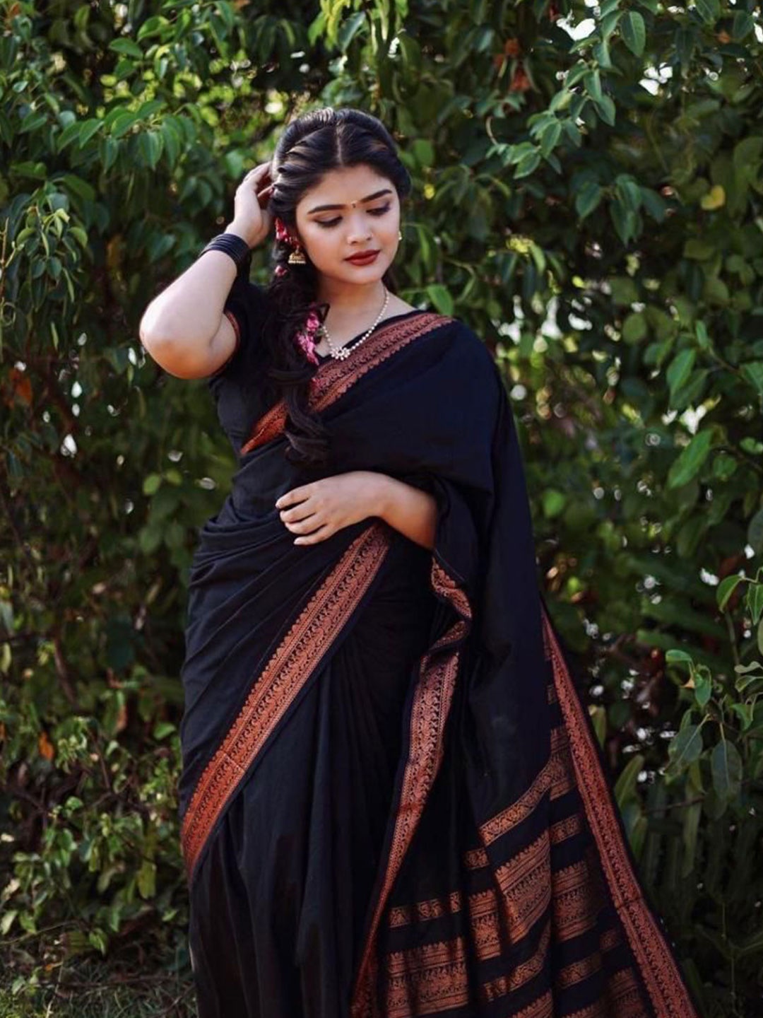 

Manu Designer Woven Design Zari Saree, Black