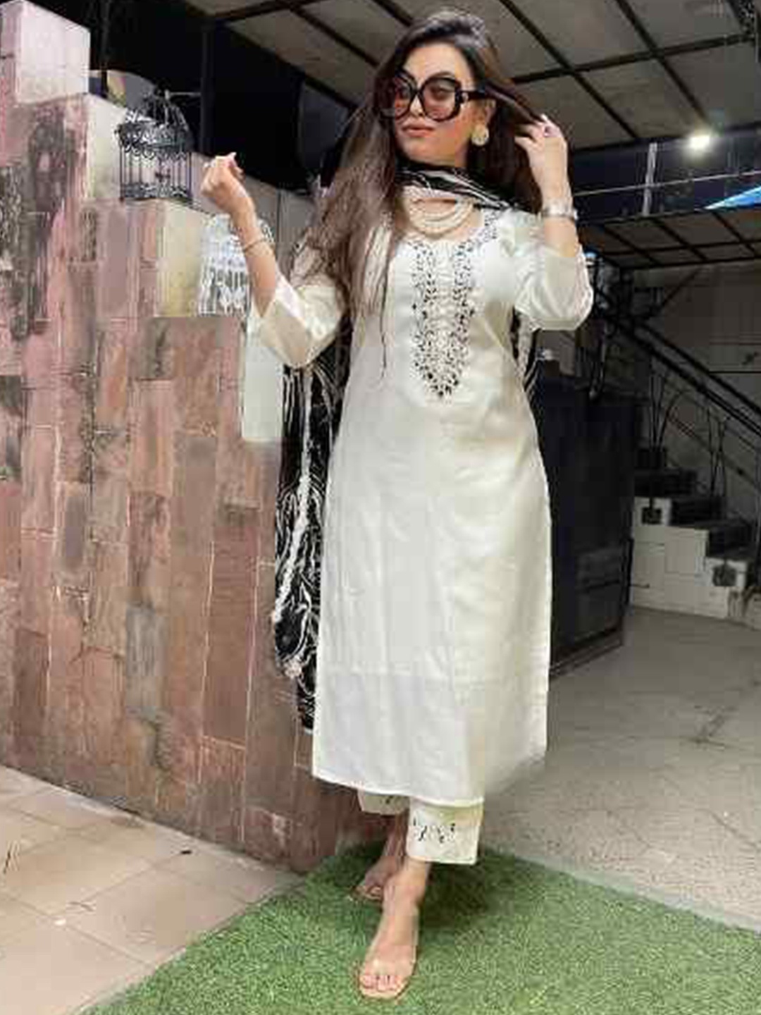 

HERE&NOW Floral Embroidered Beads & Stones Straight Kurta With Trousers And Dupatta, Cream