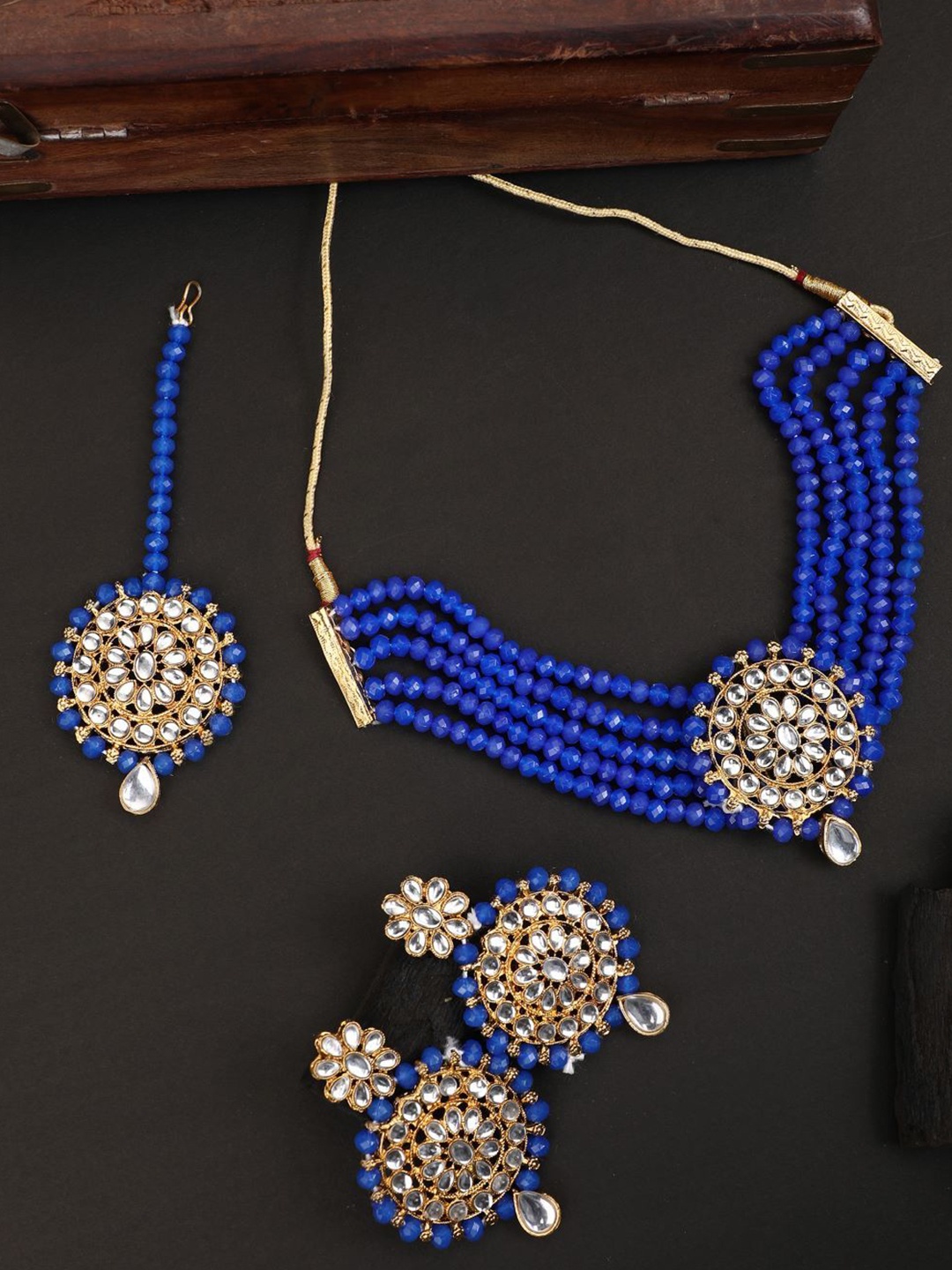 

EVY Gold Plated Kundan Studded & Beaded Choker Jewellery Set