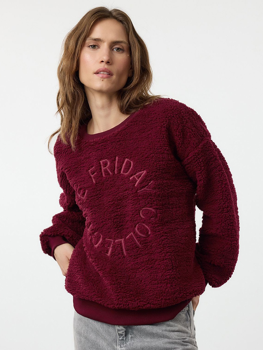

Trendyol Men Alphanumeric Sweatshirt, Maroon