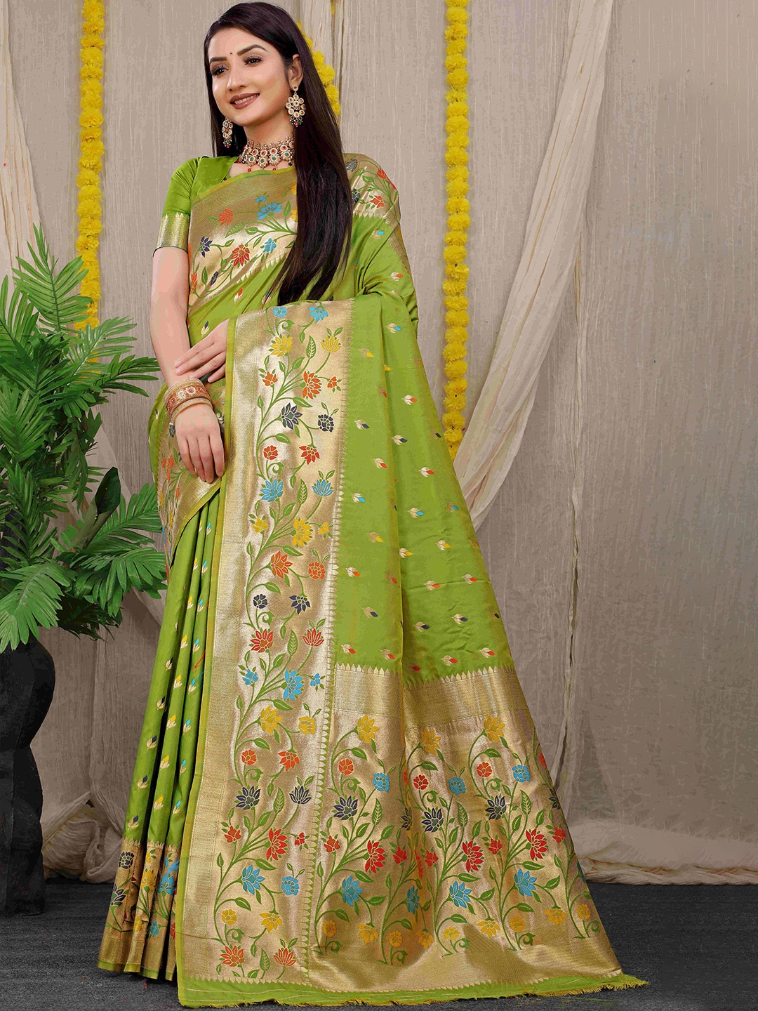 

amirat Ethnic Motifs Woven Design Zari Pure Silk Banarasi Saree, Green