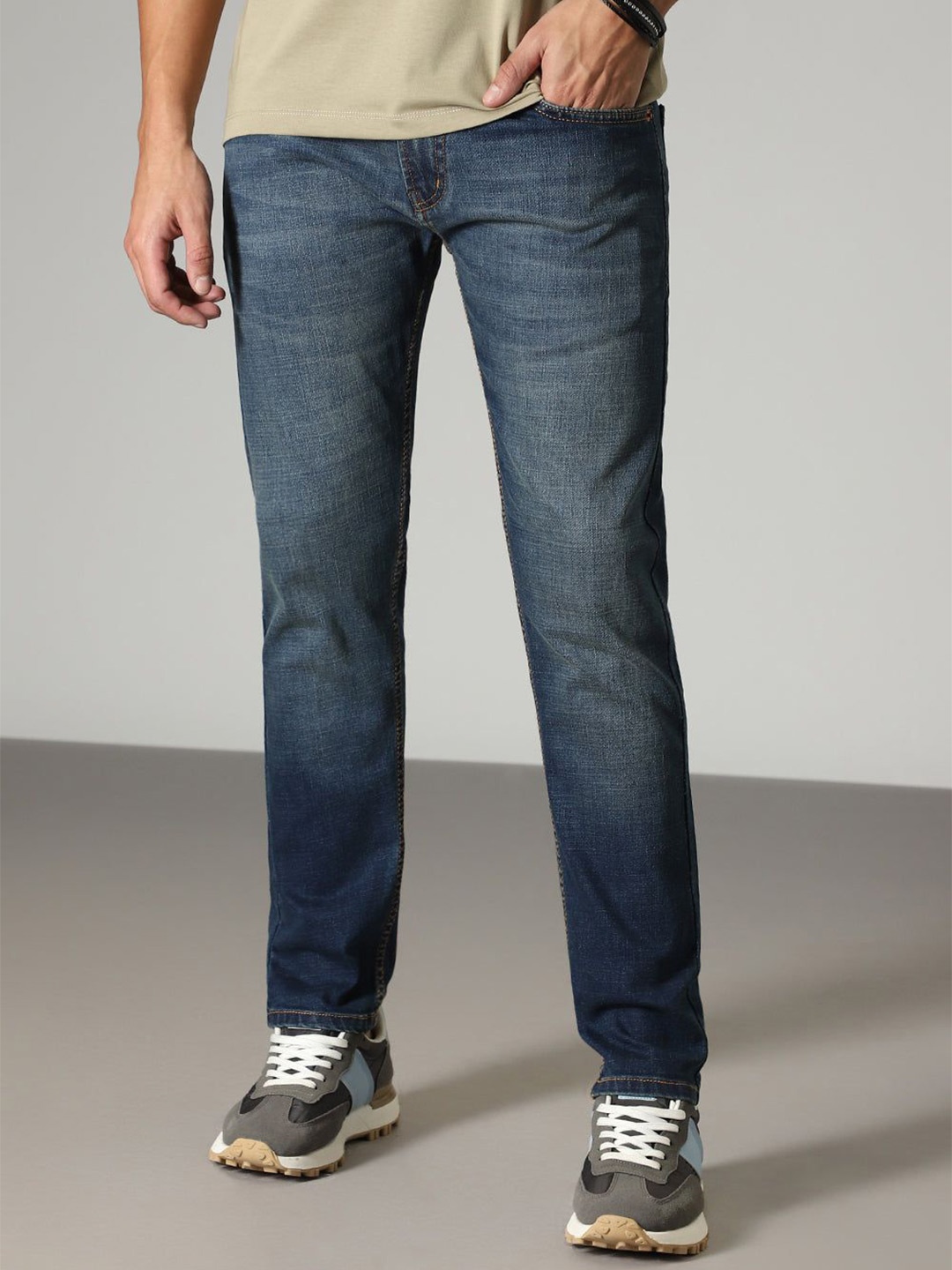 

Banana Club Men Straight Fit Light Fade Stretchable Jeans, Blue