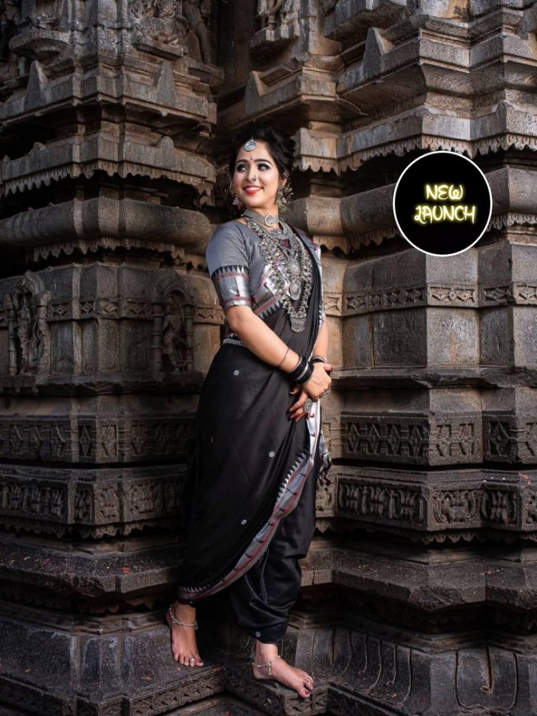 

Manu Designer Women Woven Design Zari Saree, Black