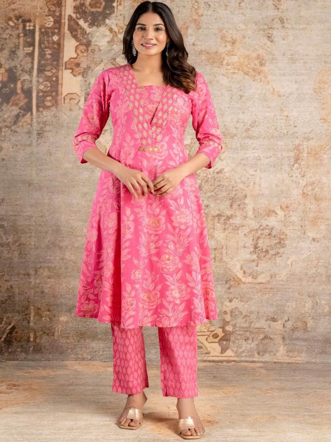 

Jarwal Creators Floral Printed Thread Work Kurta With Trouser, Pink