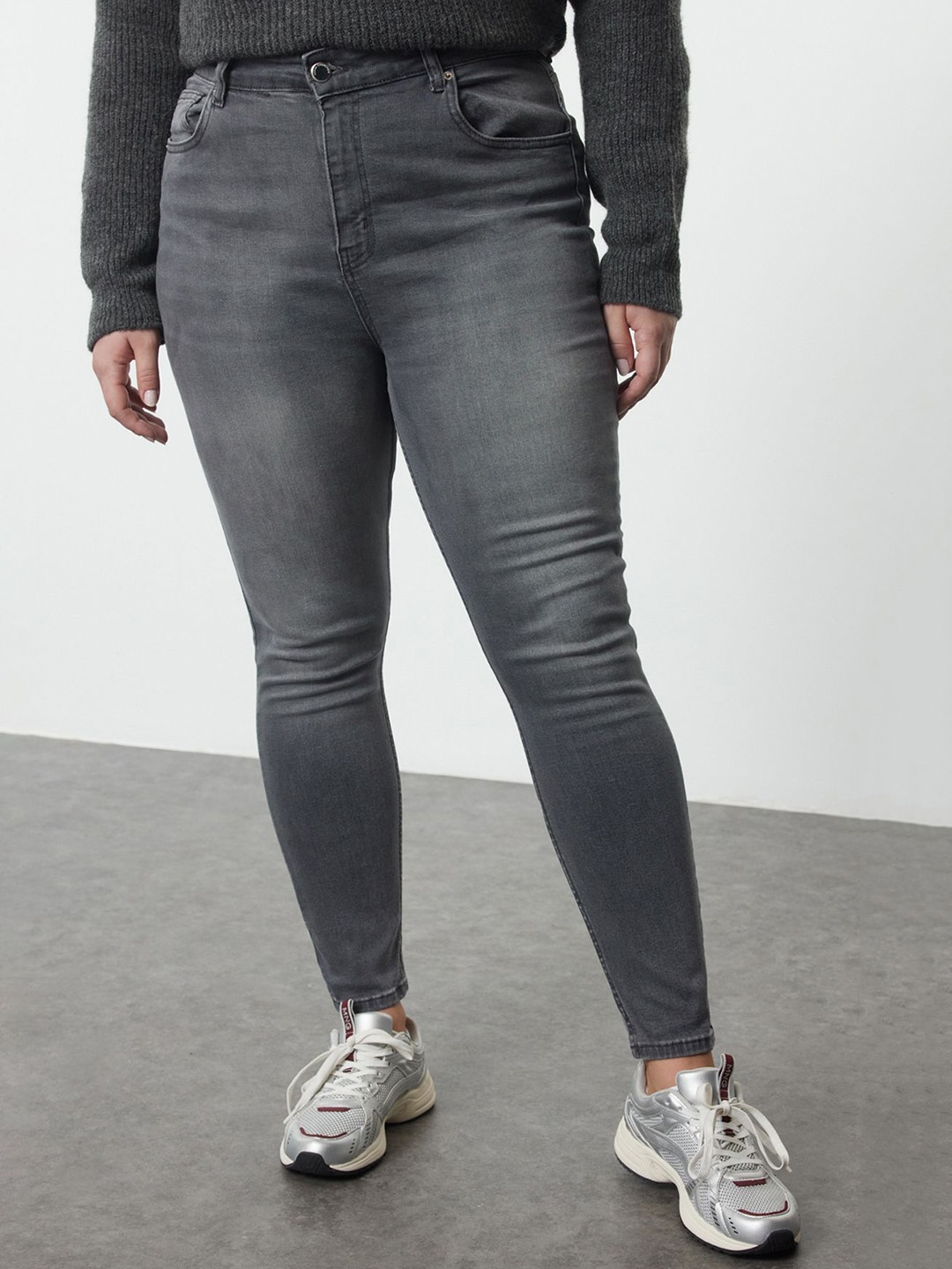 

Trendyol Men Regular Fit Mid-Rise Cotton Jeans, Grey