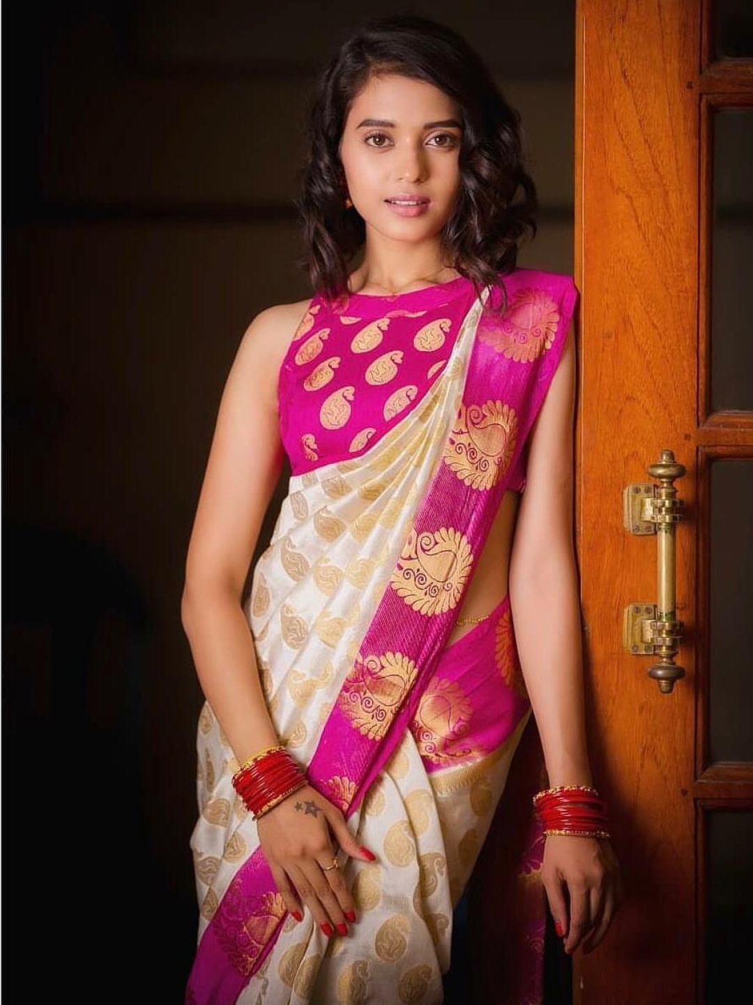 

Manu Designer Woven Design Zari Saree, Pink