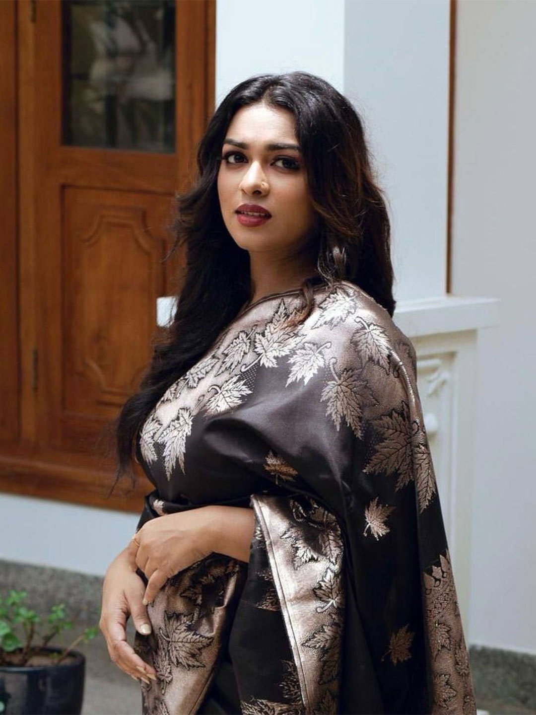 

Manu Designer Woven Design Zari Saree, Black